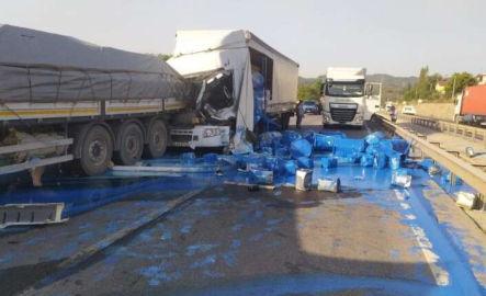 Bursa’da boya yüklü tır kaza yaptı