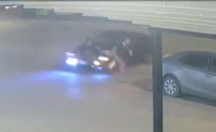 Savrulan otomobil yayalara ve araçlara çarptı, o anlar kamerada