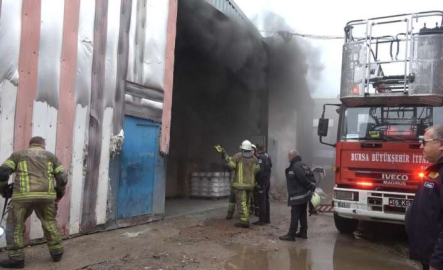 Tekstil fabrikasında çıkan yangın kısa sürede söndürüldü