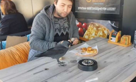 Sigara tiryakisi karga müşterilerin sigaralarını böyle çalıyor