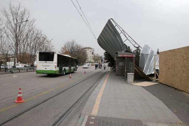 Saatteki hızı 80 kilometreyi bulan lodos çatıları uçurdu, ağaç ve direkleri devirdi