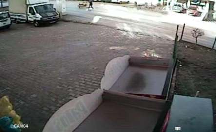 Başıboş köpeklerin 10 yaşındaki çocuğa saldırdığı an kamerada