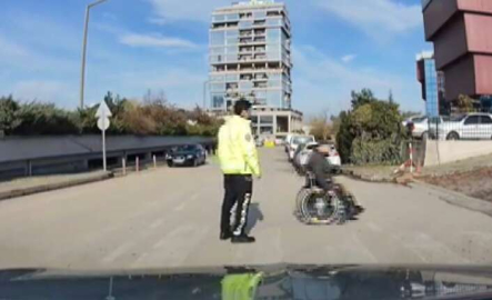 Bursa'da engelli vatandaşın imdadına trafik polisi yetişti