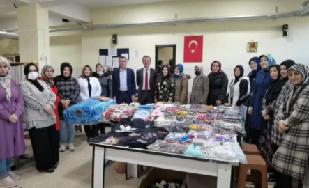 Kursiyer anneler ihtiyaç sahibi çocuklara elbise dikti