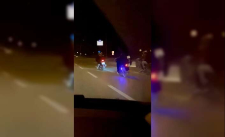 Gençlerin trafikte motosiklet üstünde yaptıkları tehlikeli hareketler yürekli ağıza getirdi