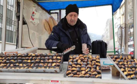 Seyyar satıcı yabancı dil öğrendi, işleri açıldı