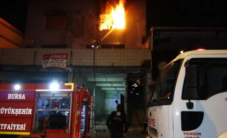 Bursa'da 3 katlı kullanılmayan binada korkutan yangın