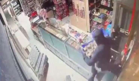 Bursa'da kuruyemişçiye giren hırsızlar, 30 bin liralık sigarayı çalıp kayıplara karıştı