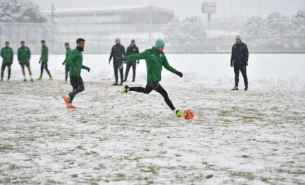 Bursaspor yoğun kar yağışı altında Eyüpspor maçı hazırlıklarını tamamladı