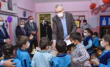 Karacabey Belediyesi’nden öğrencilere sürpriz