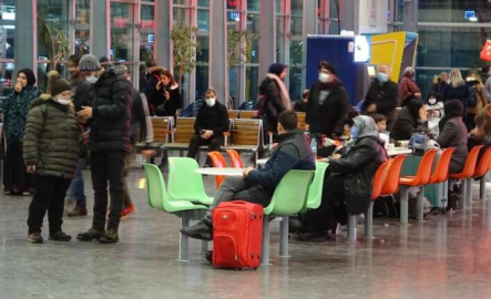 Yüzlerce vatandaş terminalde kaldı