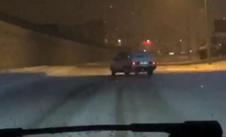 Karda drift yapan araçlar kameraya yansıdı