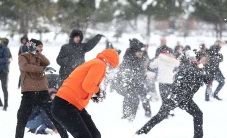 Üniversitede öğrenci ve akademisyenlerin kartopu savaşı