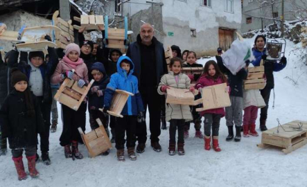 Muhtardan köydeki bütün çocuklara kızak hizmeti