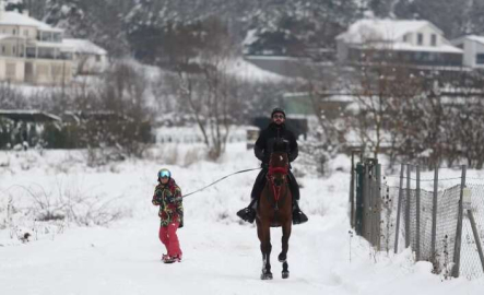 Kayak tutkunlarının yeni gözdesi atlı snowboard
