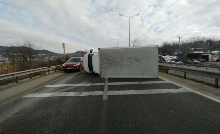 Kamyonet devrildi, Bursa-İstanbul yolunda kilometrelerce araç kuyruğu oluştu