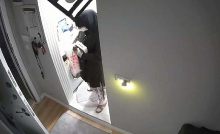 Ziynet eşyası çalan kadın hırsızlar kameraya yakalandı