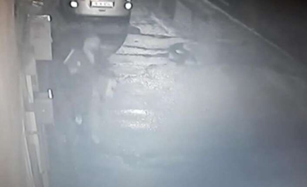 Bursa’da laptop ve plak çalan hırsızın rahat tavırları kamerada