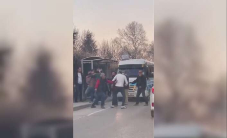 Trafikte tekme tokat yol verme kavgası kamerada