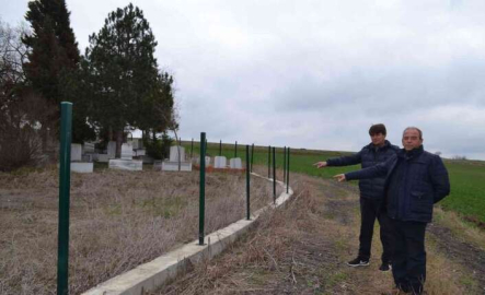 Mezarlık demirlerini çalan hırsızlara muhtardan tepki