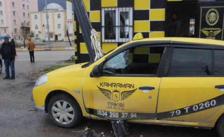 Demir, park halindeki araca ok gibi saplandı