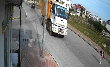 Sokak köpeklerinden kaçarken kamyonun altında kaldı