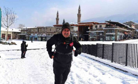 Kar kış dinlemiyor; her gün işten evine koşarak gidiyor