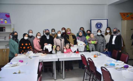 Bu okulda çocuklar da anneleri de öğrenci