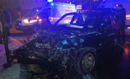 Alkollü sürücü belediye otobüsüne çarptı: 2 yaralı