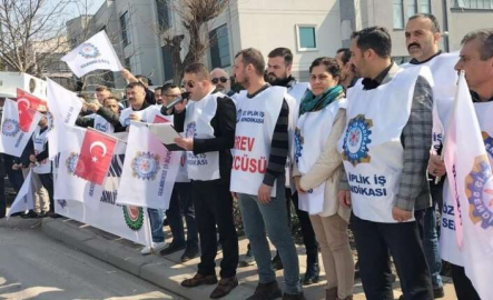 Sendikaya üye olduğu için işçinin akdine son veren fabrika önünde eylem