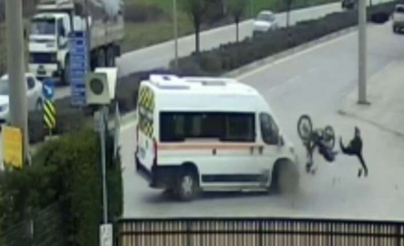 Servis aracıyla çarpışan motosikletin sürücüsü böyle havalandı