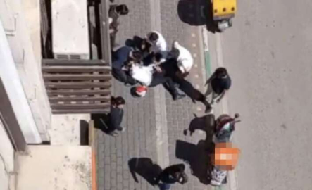 Bursa’da seyir halindeki kurye dengesini kaybederek yere düştü