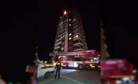 Lüks sitede çıkan yangında ev tamamen yandı