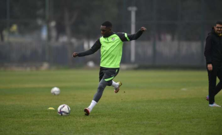 Bursaspor kadro dışı bıraktığı Thievy Bifouma’yı affetti