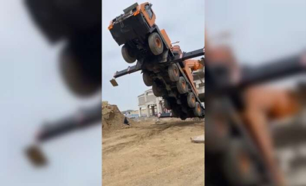 Fabrika inşaatında vinç şaha kalktı