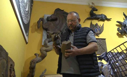 90 parça ahşap oyma koleksiyonunu satışa çıkardı