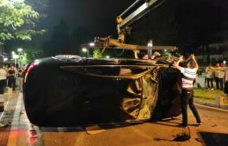 Kaza yapıp takla attığı lüks otomobilinin camından çıkıp kaçtı