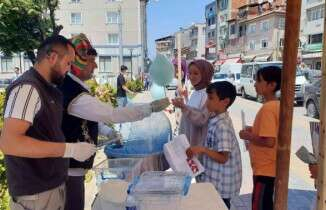 Karnesini getiren tüm öğrencilere dondurma ve pamuk şekeri
