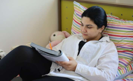 Trafik kazası geçiren genç sınava ambulansla geldi