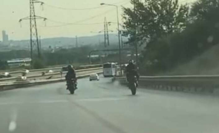 Ölüme davetiye çıkartan motorcular kamerada