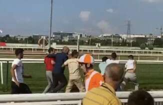 Bursa Hipodromu’ndaki seyislerin tekmeli yumruklu kavgası kamerada