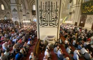 Bursalılar bayram namazı için camileri doldurdu