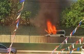 Seyir halindeki ticari kamyonet küle döndü