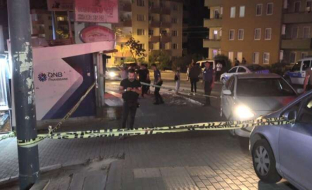 Husumetlisini vurmak isterken kendi başından vuruldu