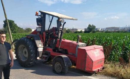Traktör motosikletlinin üzerinden geçti