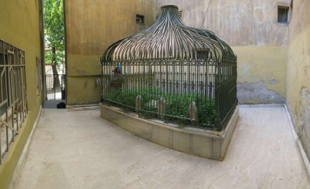 Apartman boşluğundaki türbe gün yüzüne çıkarıldı