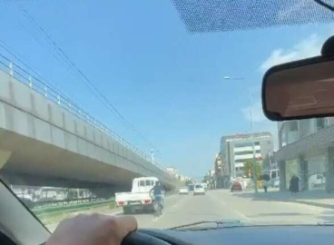Bursa'da bisikletli gencin tehlikeli yolculuğu kameralarda