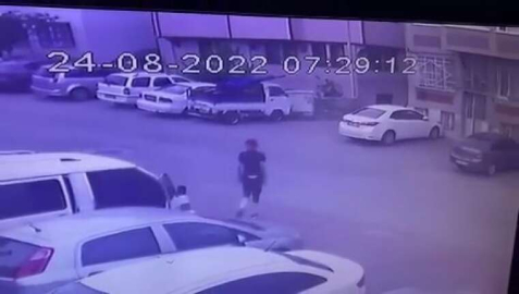 Kamyonette çalacak bir şey bulamadılar... Eve girdiler