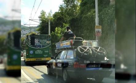 Otomobilin üzerinde şehir yolcuğu yaptı, gören bir daha baktı