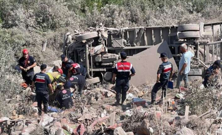 Bursa’da tır 150 metre yükseklikteki şarampole yuvarlandı: 1 yaralı